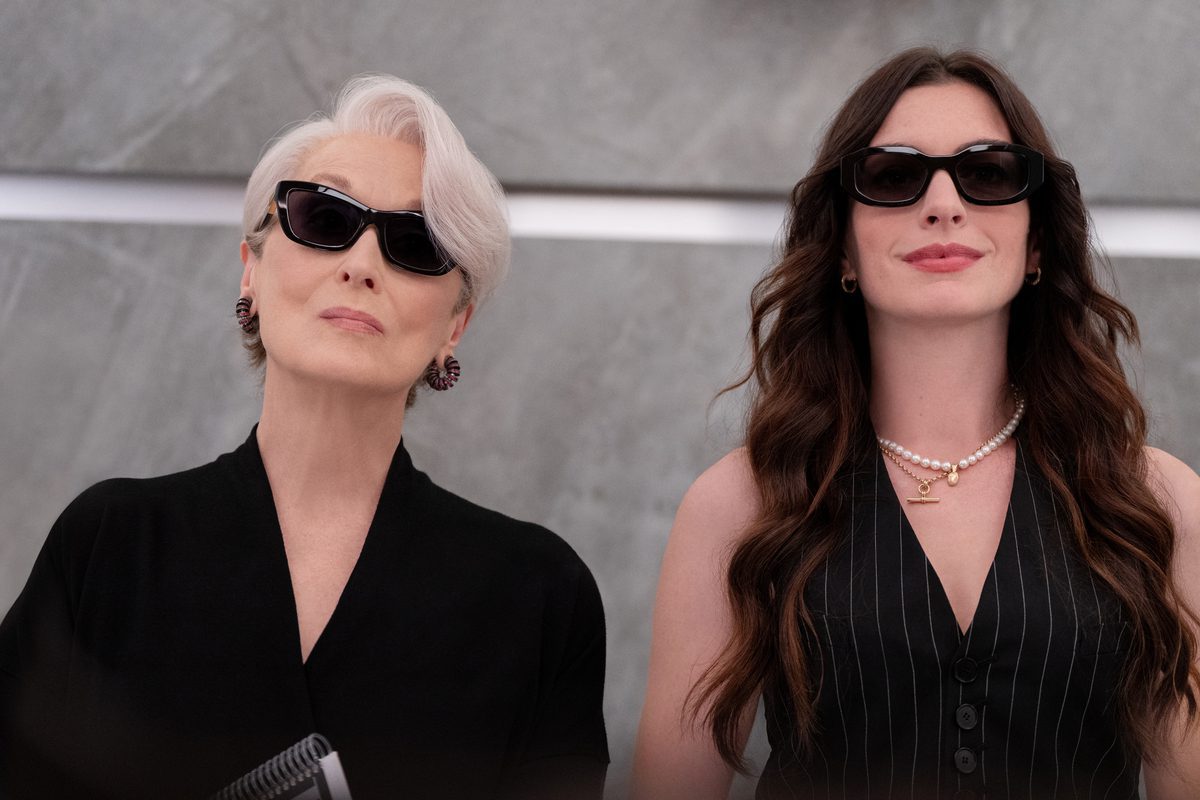(I-D): Miranda Priestly (Meryl Streep) y Andie Sachs (Anne Hathaway) en la grabación de El diablo viste a la moda 2. Foto por Macall Polay. © 2025 20th Century Studios.